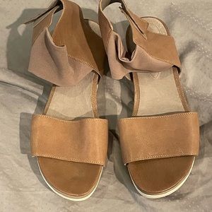 Eileen Fisher 7.5 Leather Sandal, Ankle Strap Sneaker Sole Excellent Comfortable